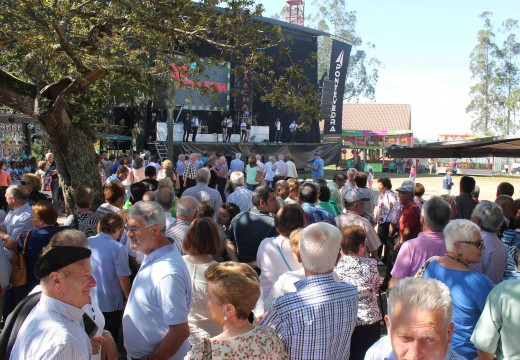 Máis de 700 veciños e veciñas de Frades celebran a Festa de San Miguel